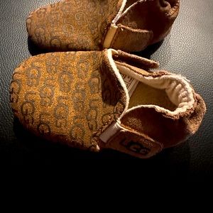Ugg Roos I infant crib slippers.